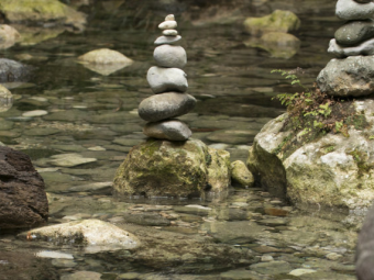 pietre infilate lungo il fiume alcantara
