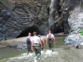 escursionisti alle gole di alcantara