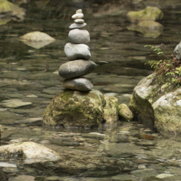 pietre infilate lungo il fiume alcantara